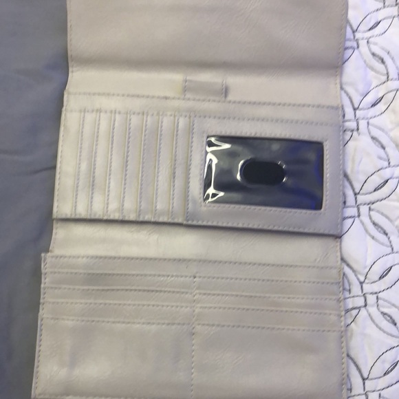 SALE!!! GUESS BEIGE WALLET 🔥🔥🔥 - Picture 3 of 5